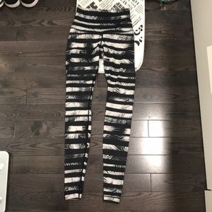 Lululemon striped bull/wht leggings